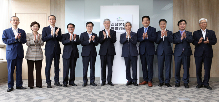 Deputy Prime Minister and Minister of Economy and Finance Kim Dong-yeon (fifth from left) and other distinguished members of the Presidential Committee on New Southern Policy, part of the Presidential Commission on Policy Planning, hold a signboard-hanging ceremony at the committee's offices in Gwanghwamun, central Seoul, on Aug. 28. (Yonhap News)